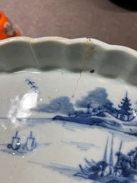 古玩陶瓷樓臺亭閣山水紋青花扇型盤真品鑒賞圖