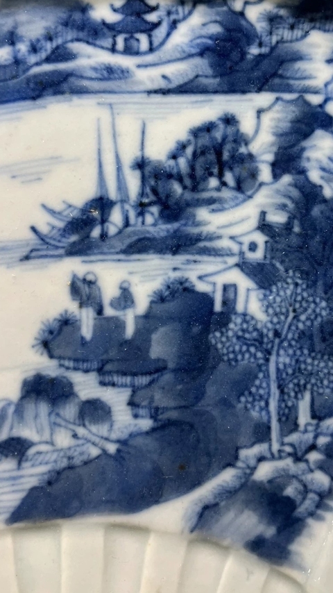 古玩陶瓷樓臺亭閣山水紋青花扇型盤真品鑒賞圖