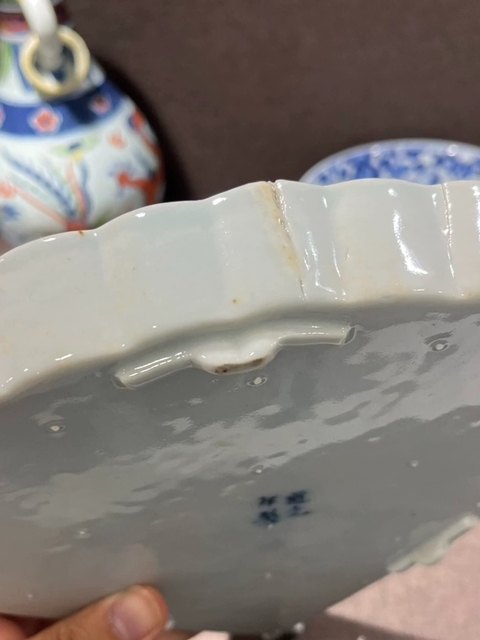 古玩陶瓷樓臺亭閣山水紋青花扇型盤真品鑒賞圖