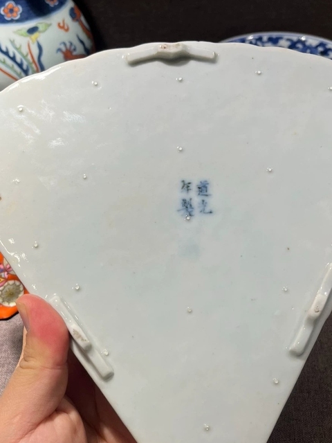 古玩陶瓷樓臺亭閣山水紋青花扇型盤真品鑒賞圖