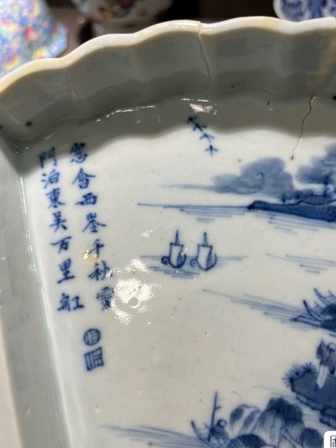 古玩陶瓷樓臺亭閣山水紋青花扇型盤真品鑒賞圖