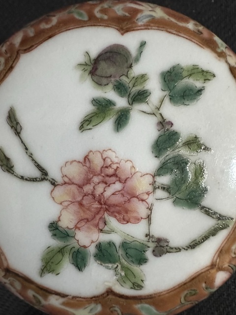 古玩陶瓷粉彩花卉花卉印盒真品鑒賞圖