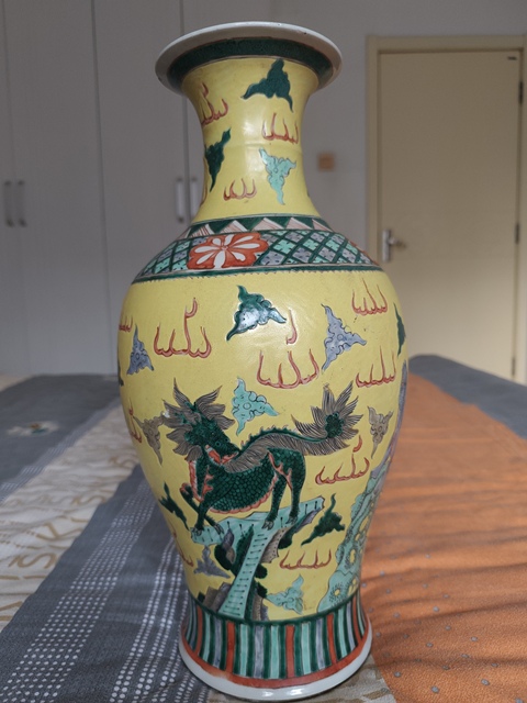 古玩陶瓷清末民初·黃地五彩瑞獸紋觀音瓶 真品鑒賞圖