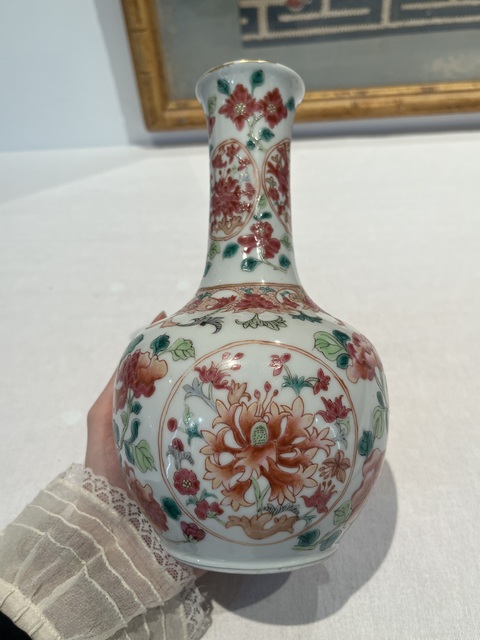 古玩陶瓷花卉紋粉彩長頸瓶真品鑒賞圖