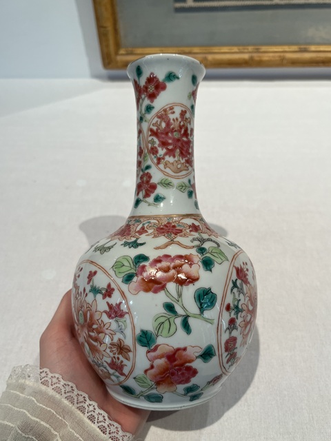 古玩陶瓷花卉紋粉彩長頸瓶真品鑒賞圖