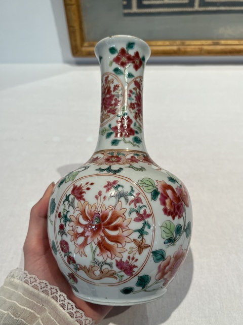 古玩陶瓷花卉紋粉彩長頸瓶真品鑒賞圖