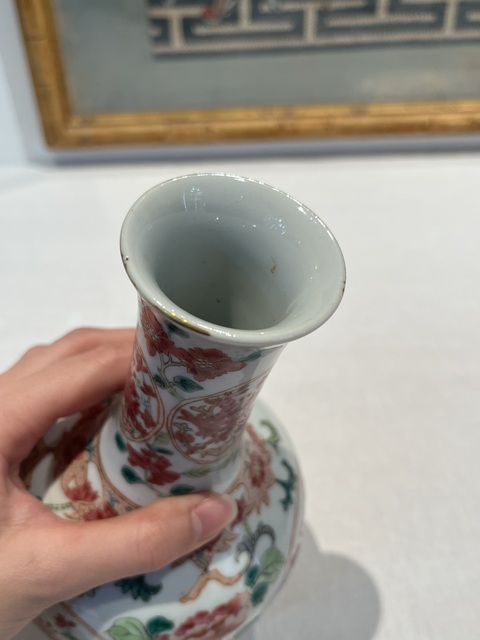 古玩陶瓷花卉紋粉彩長頸瓶真品鑒賞圖