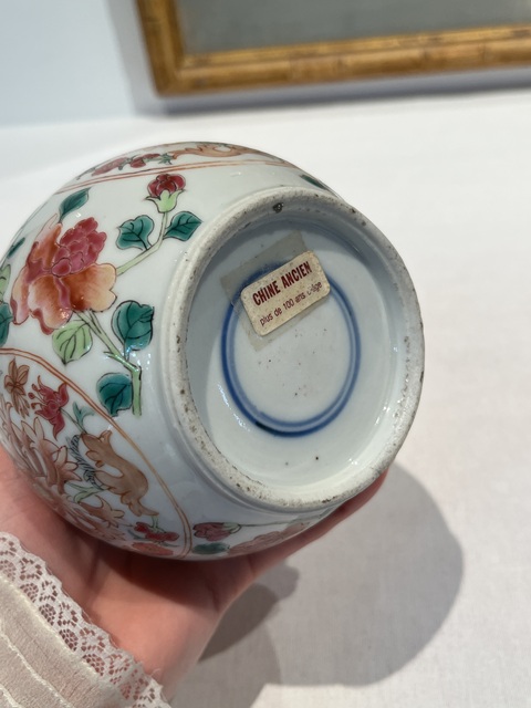 古玩陶瓷花卉紋粉彩長頸瓶真品鑒賞圖