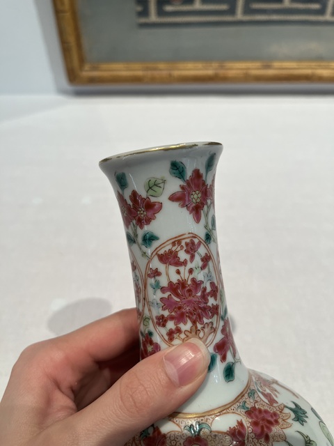 古玩陶瓷花卉紋粉彩長頸瓶真品鑒賞圖