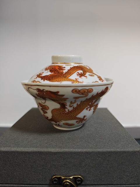 古玩陶瓷礬紅描金龍紋蓋碗真品鑒賞圖