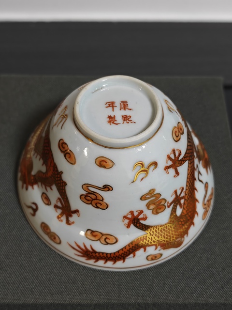 古玩陶瓷礬紅描金龍紋蓋碗真品鑒賞圖