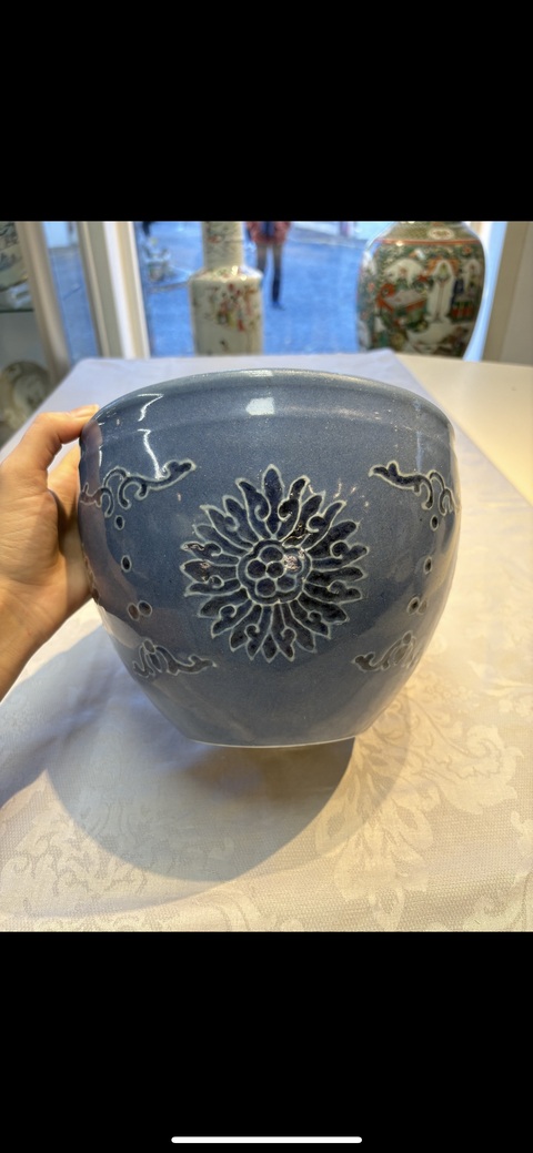 古玩陶瓷藍(lán)上藍(lán)加白花卉紋缸真品鑒賞圖