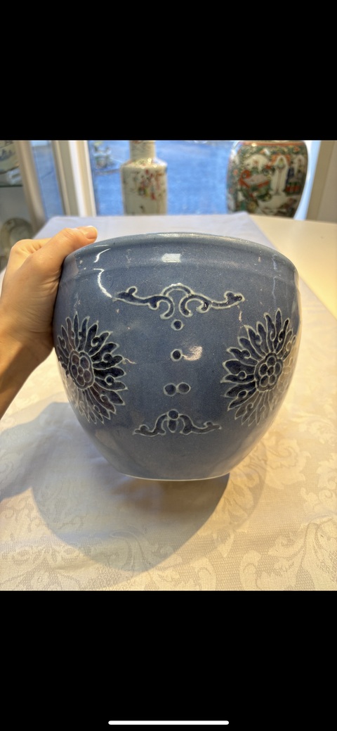 古玩陶瓷藍(lán)上藍(lán)加白花卉紋缸真品鑒賞圖