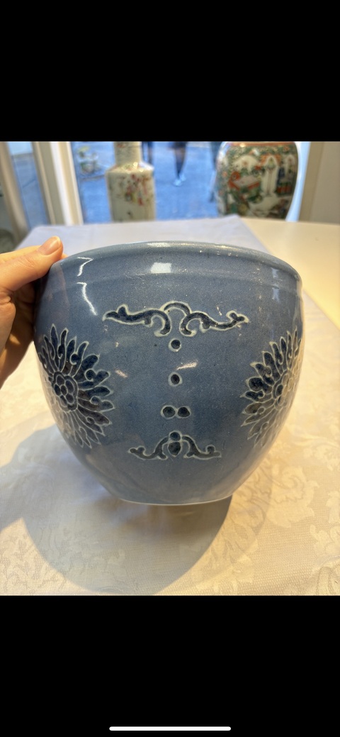 古玩陶瓷藍(lán)上藍(lán)加白花卉紋缸真品鑒賞圖