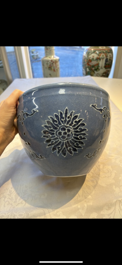 古玩陶瓷藍(lán)上藍(lán)加白花卉紋缸真品鑒賞圖