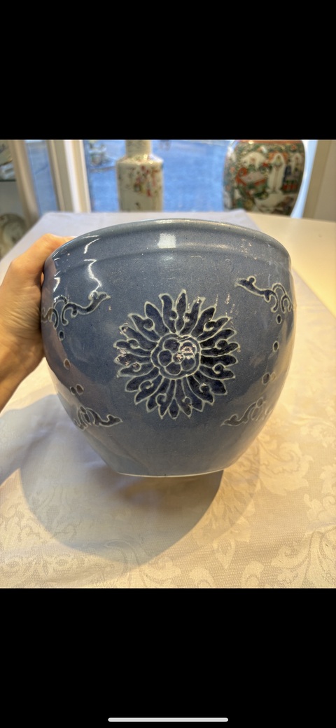 古玩陶瓷藍(lán)上藍(lán)加白花卉紋缸真品鑒賞圖