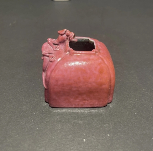 古玩陶瓷胭脂紅釉四方倭角螭龍水盂真品鑒賞圖
