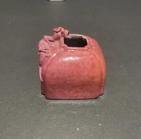 古玩陶瓷胭脂紅釉四方倭角螭龍水盂真品鑒賞圖