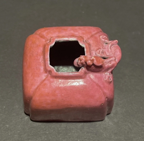 古玩陶瓷胭脂紅釉四方倭角螭龍水盂真品鑒賞圖