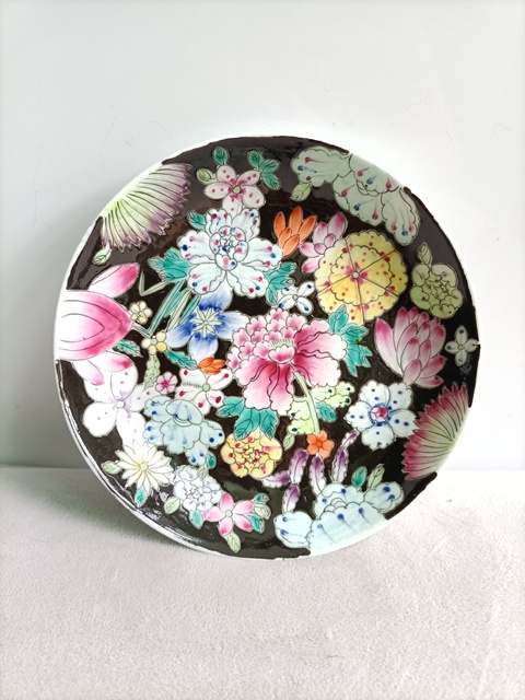 古玩陶瓷墨地粉彩百花紋盤真品鑒賞圖