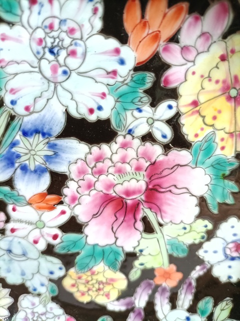 古玩陶瓷墨地粉彩百花紋盤真品鑒賞圖