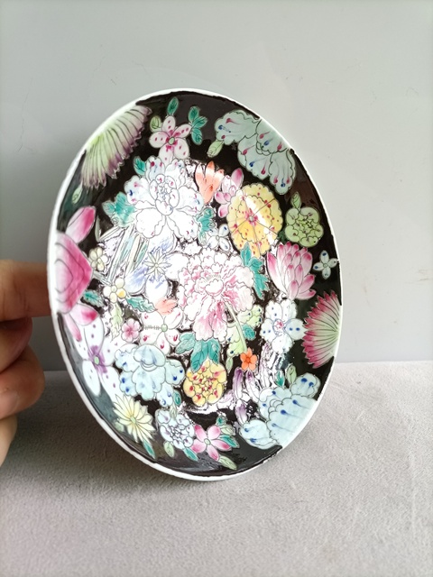 古玩陶瓷墨地粉彩百花紋盤真品鑒賞圖