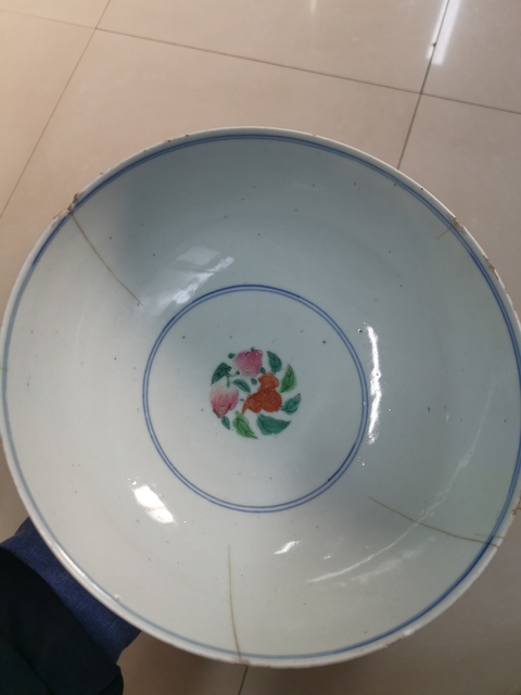 古玩陶瓷粉彩花卉蝴蝶紋碗真品鑒賞圖