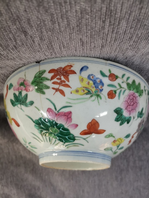古玩陶瓷粉彩花卉蝴蝶紋碗真品鑒賞圖