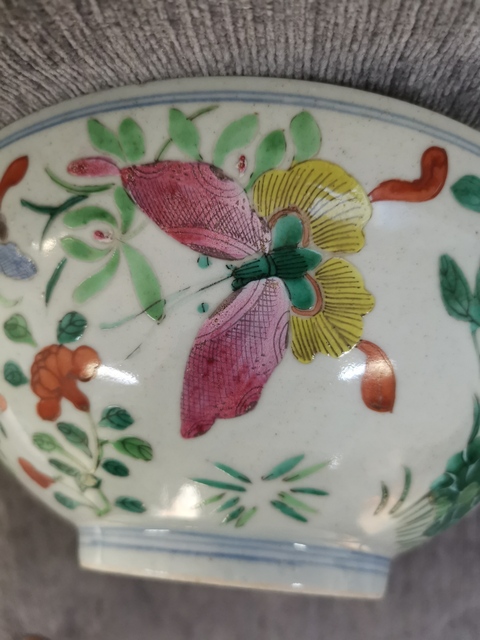 古玩陶瓷粉彩花卉蝴蝶紋碗真品鑒賞圖