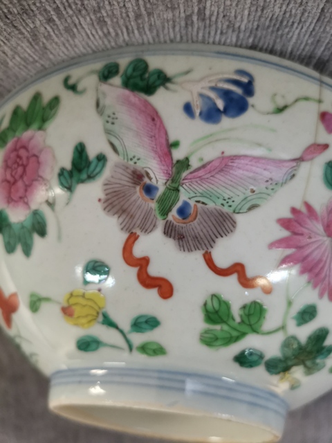 古玩陶瓷粉彩花卉蝴蝶紋碗真品鑒賞圖