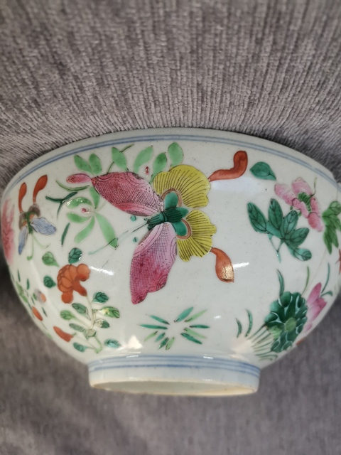 古玩陶瓷粉彩花卉蝴蝶紋碗真品鑒賞圖