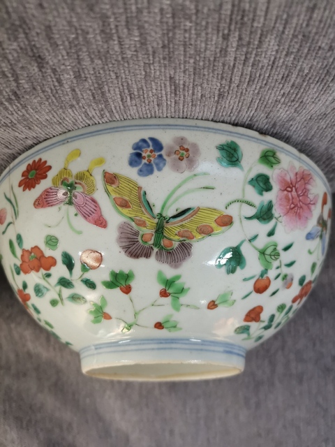 古玩陶瓷粉彩花卉蝴蝶紋碗真品鑒賞圖