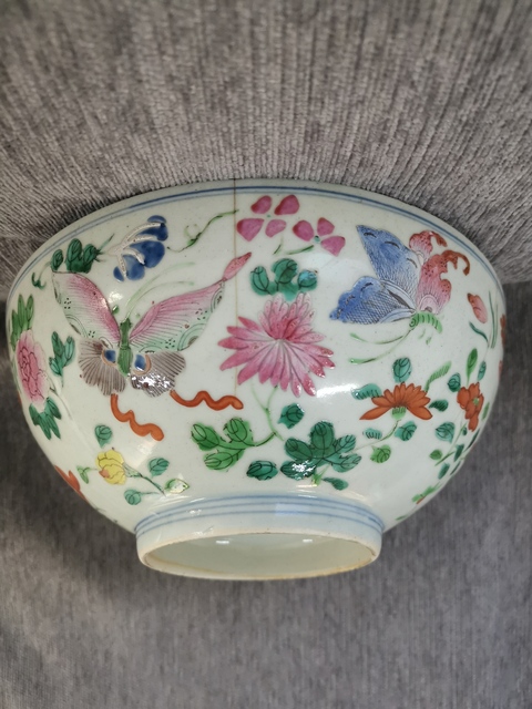 古玩陶瓷粉彩花卉蝴蝶紋碗真品鑒賞圖