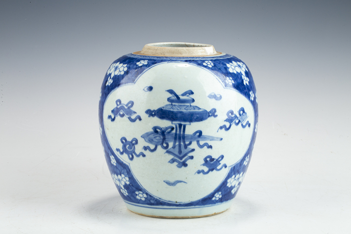 古玩陶瓷清康熙·青花冰梅開(kāi)窗博古紋罐真品鑒賞圖