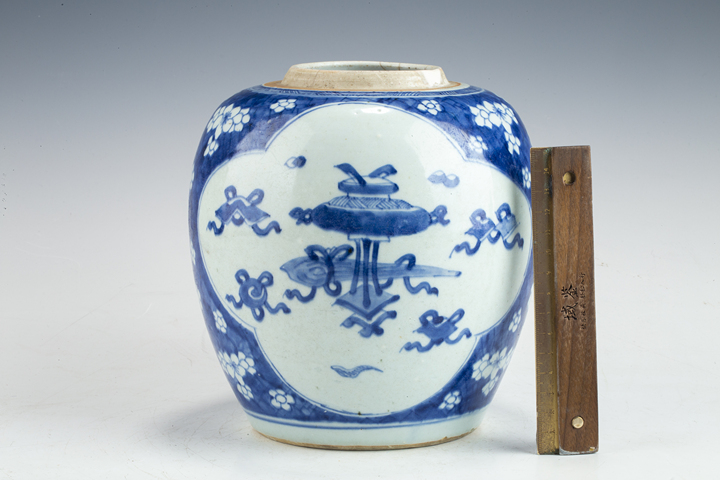 古玩陶瓷清康熙·青花冰梅開(kāi)窗博古紋罐真品鑒賞圖