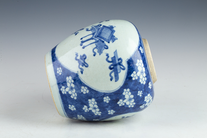 古玩陶瓷清康熙·青花冰梅開(kāi)窗博古紋罐真品鑒賞圖