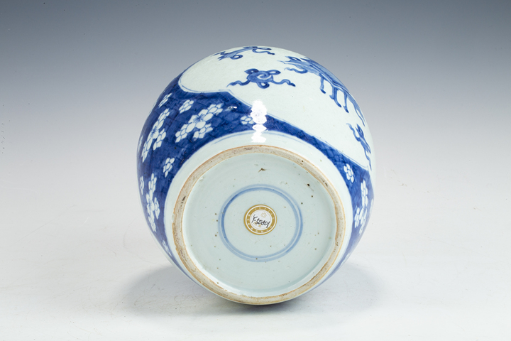 古玩陶瓷清康熙·青花冰梅開(kāi)窗博古紋罐真品鑒賞圖