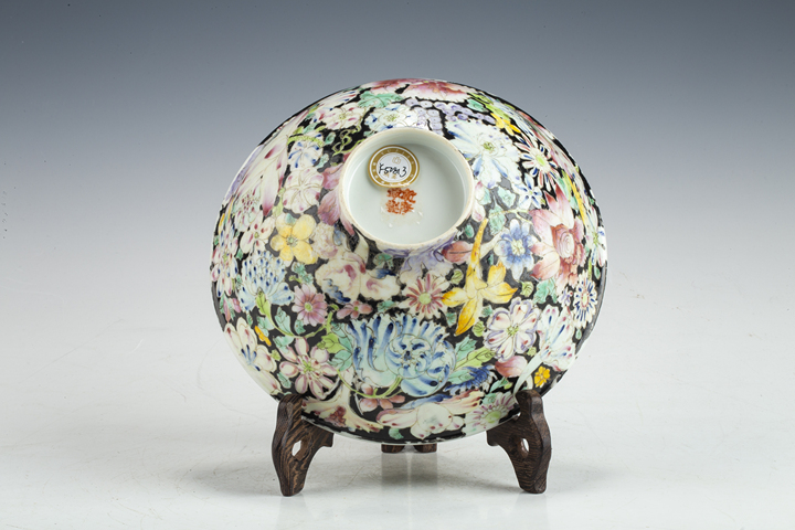 古玩陶瓷民國·墨地粉彩百花不落地紋碗真品鑒賞圖