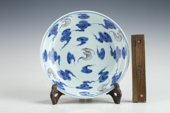 古玩陶瓷清乾隆·“大清乾隆年制”青花釉里紅云蝠紋盤真品鑒賞圖