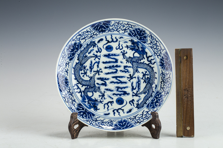 古玩陶瓷清晚·青花雙龍趕珠紋盤真品鑒賞圖