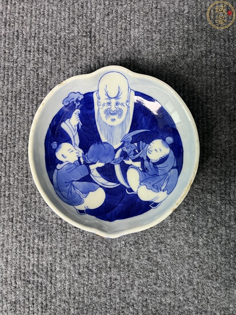 古玩陶瓷清中晚·青花壽星人物紋桃形筆舔 真品鑒賞圖