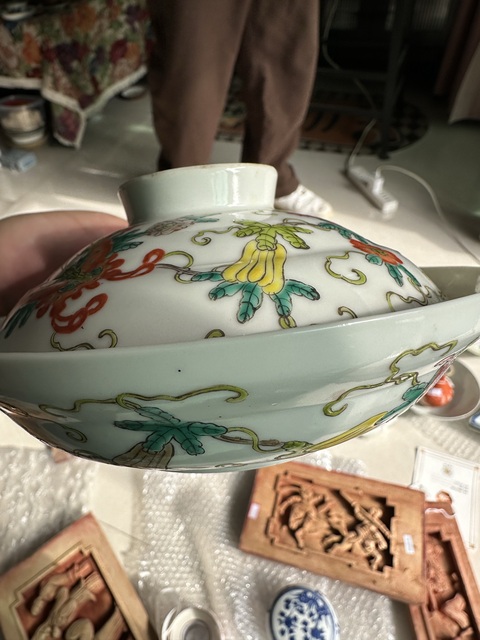 古玩陶瓷瓜蝶連綿粉彩蓋盤真品鑒賞圖