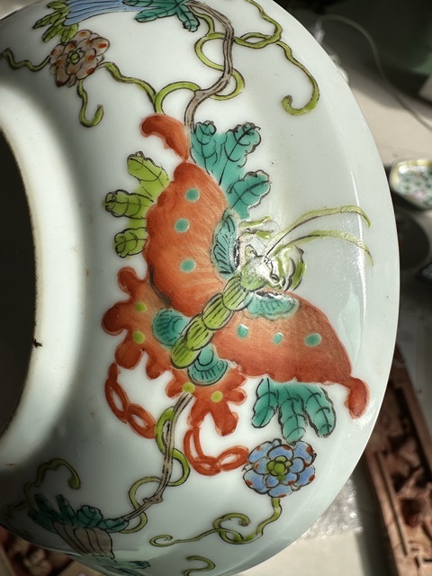 古玩陶瓷瓜蝶連綿粉彩蓋盤真品鑒賞圖