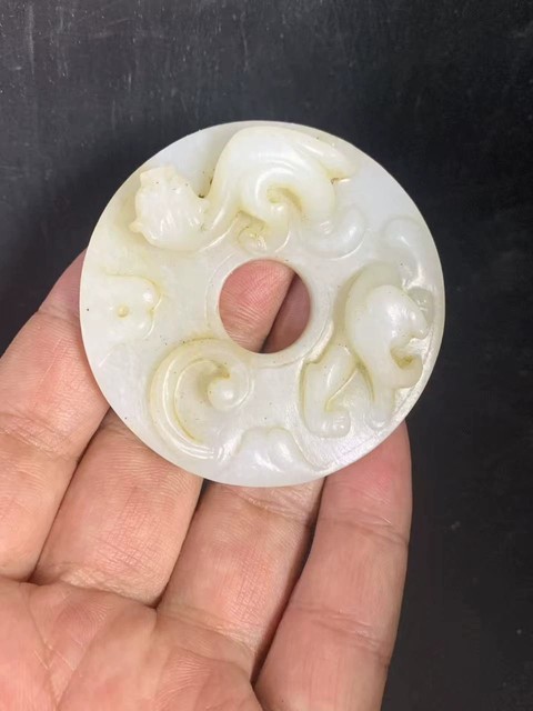 古玩玉器和田玉雕螭龍紋玉璧真品鑒賞圖