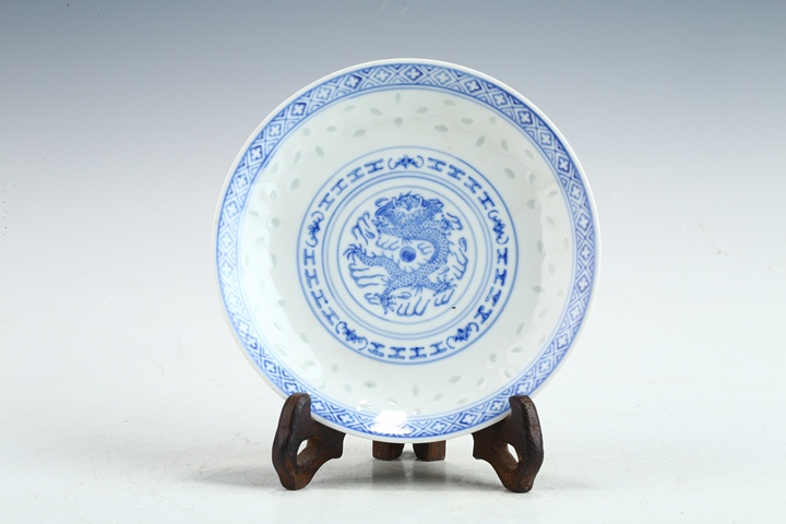 古玩陶瓷創匯·青花龍紋玲瓏瓷盤真品鑒賞圖