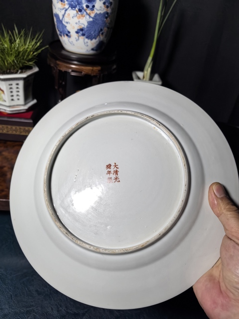 古玩陶瓷墨地粉彩百花紋盤真品鑒賞圖