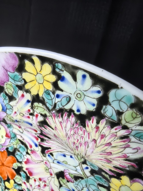 古玩陶瓷墨地粉彩百花紋盤真品鑒賞圖