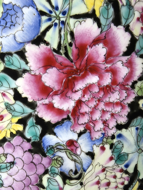 古玩陶瓷墨地粉彩百花紋盤真品鑒賞圖