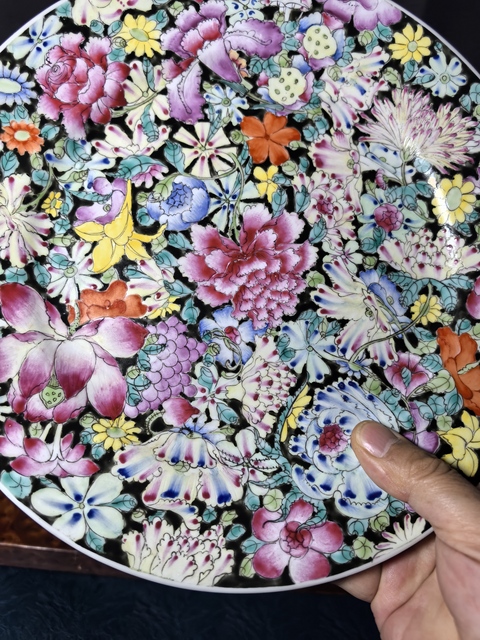 古玩陶瓷墨地粉彩百花紋盤真品鑒賞圖