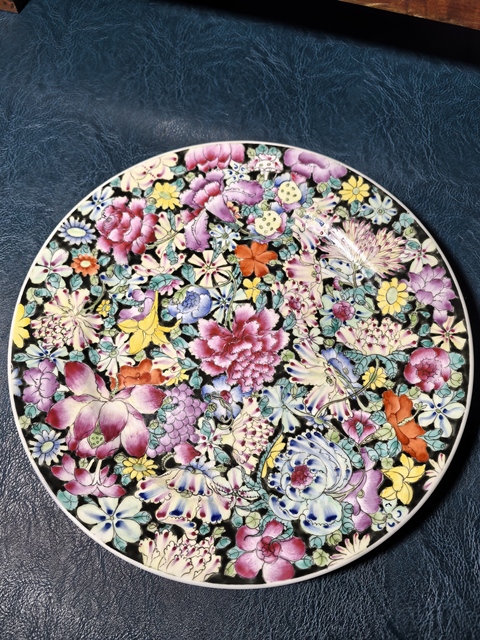 古玩陶瓷墨地粉彩百花紋盤真品鑒賞圖